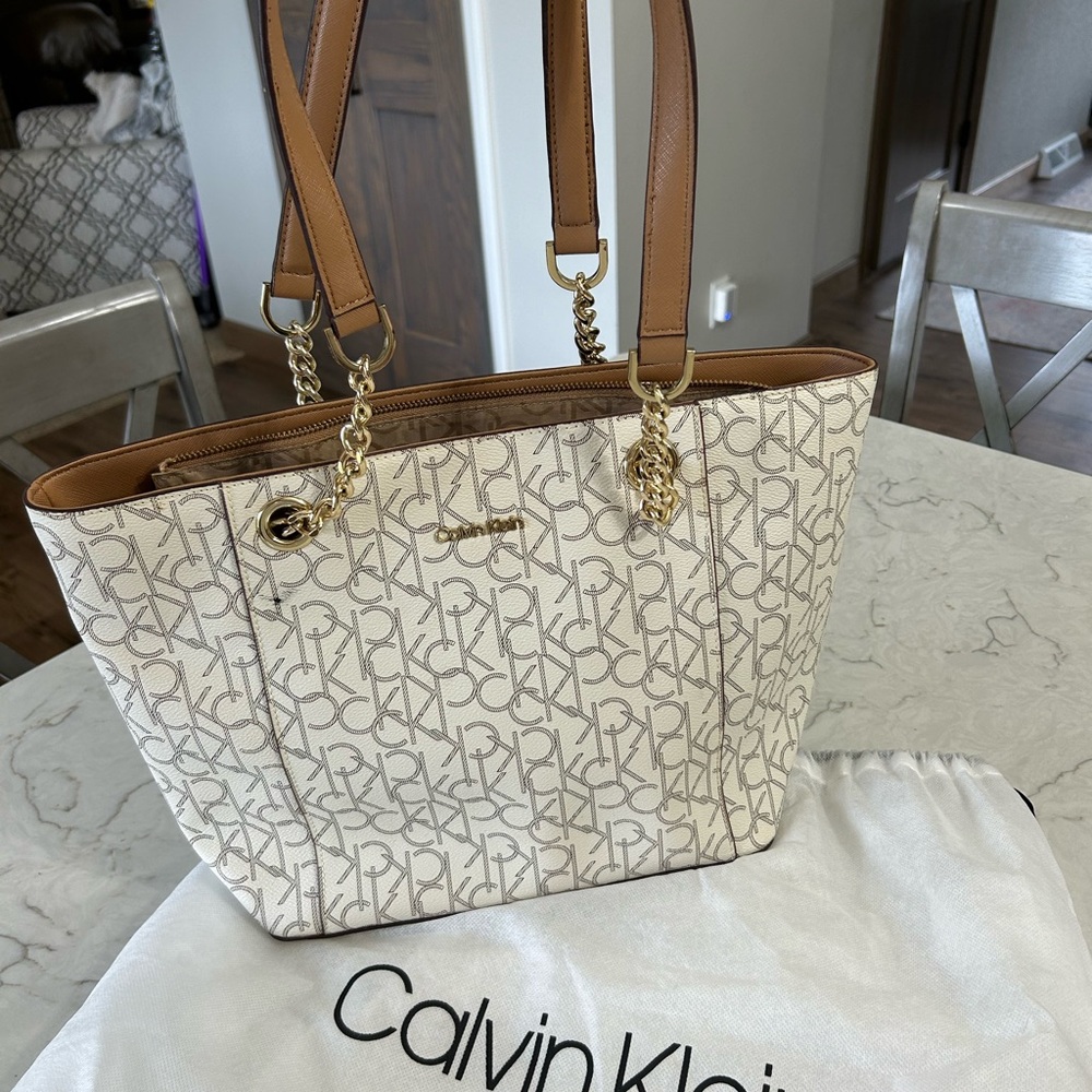 Calvin Klein never used purse .